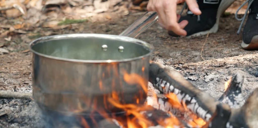 how to make tea while hiking using a saucepan